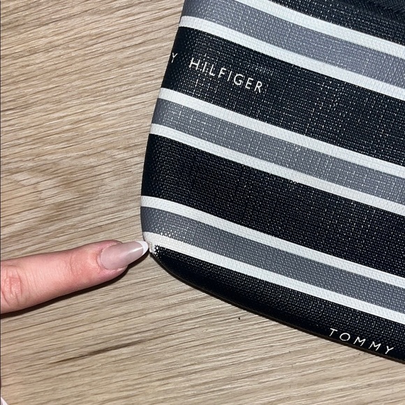 Tommy Hilfiger Black and White Crossbody Bag FLAWS SHOWN - Picture 3 of 12
